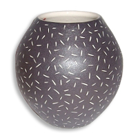 Черно-бяла декоративна керамична ваза.