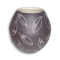Черно-бяла декоративна керамична ваза с точки и листа