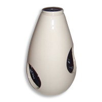 Бяла декоративна керамична ваза с кръгли отвори