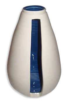 Бяла декоративна керамична ваза с правоъгълен отвор, оцветена вътрешно в синьо.